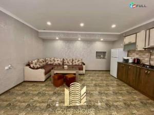 杰尔穆克Luxury apartement in Jermuk的客厅配有沙发和桌子