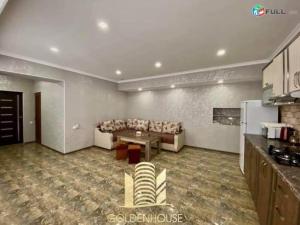 杰尔穆克Luxury apartement in Jermuk的客厅配有沙发和桌子