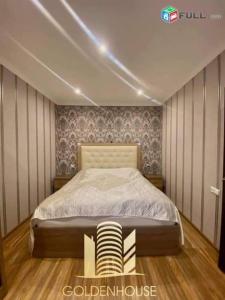 杰尔穆克Luxury apartement in Jermuk的一间卧室配有一张床和一张桌子