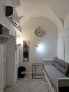彼得罗瓦拉丁Room Angel的客厅配有沙发和墙上的时钟