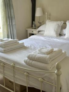 亨利昂泰晤士Gorgeous Cottage in Skirmett with Parking的白色的床,上面有毛巾