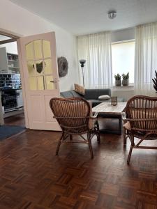 滨海卡特韦克Maisonette De Proper Katwijk的客厅配有沙发和桌椅