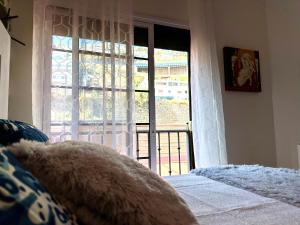 塔瓦伊瓦El Risco的一间卧室设有窗户,享有阳台的景色