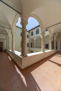 拉奎拉Tiny House Alferi的建筑中带有柱子的空拱廊