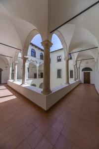 拉奎拉Tiny House Alferi的一座带柱子和瓷砖地板的建筑拱廊
