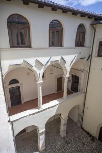 拉奎拉Tiny House Alferi的建筑的前景,有柱子和窗户