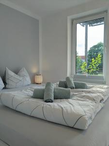 什未林Schlossblick - Modernes & zentrales Apartment mit Balkon und Arbeitsplatz的白色的客房内的一张大白色床,设有窗户