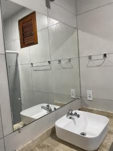 卡诺格布拉达Espaço conforto e tranquilidade CASAVEG的浴室设有白色水槽和镜子