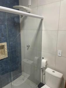 卡诺格布拉达Espaço conforto e tranquilidade CASAVEG的带淋浴和卫生间的浴室