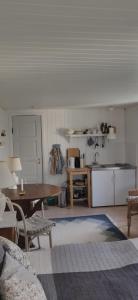 普赖斯特Fuglsanggaard. Private annex in nature.的一间带桌子的客厅和一间厨房