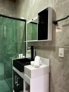 乌鲁比西Pousada Encanto do Avencal的一间带水槽和镜子的浴室