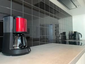 克诺克－海斯特Logie De Terp的厨房的柜台上设有咖啡壶
