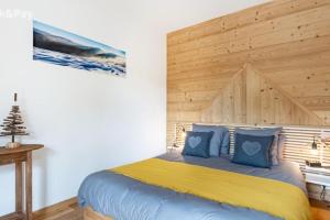 拉布雷斯Appartement Maïnou à La Bresse的一间卧室配有一张木墙床