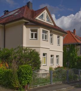 德累斯顿Apartment Traumzeit mit Balkon in Vorstadtvilla的前面有栅栏的白色房子