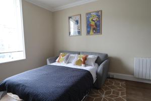 斯陶尔波特Town View的一间卧室配有一张带蓝色毯子的床