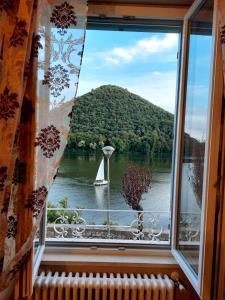 皮耶迪卢科Le finestre sul lago的享有湖中帆船景致的窗户