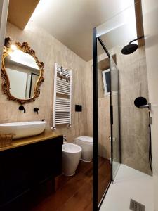 皮耶迪卢科Le finestre sul lago的一间带水槽和镜子的浴室