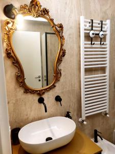 皮耶迪卢科Le finestre sul lago的浴室设有白色水槽和镜子