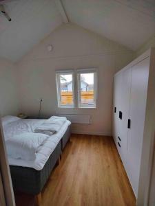 恩厄尔霍尔姆Strandbyn - Destination Råbocka的一间小卧室,配有床和2个窗户