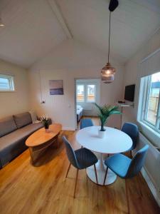 恩厄尔霍尔姆Strandbyn - Destination Råbocka的客厅配有桌椅和沙发