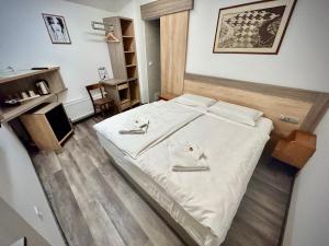 卢布尔雅那OH客房公寓 的卧室配有白色床单和白色大床