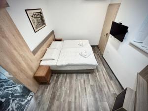 卢布尔雅那OH客房公寓 的小房间设有床和楼梯