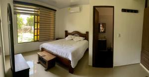 里韦拉Villa Pangara的一间卧室设有一张大床和一个窗户。