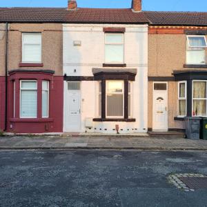 伯肯黑德Entire House-Merseyside-Liverpool的房屋前的一条空街道
