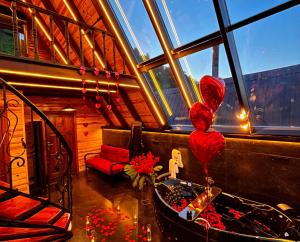 ArdeşenRizeHayatburdabungalov的客厅设有红色的沙发和窗户。