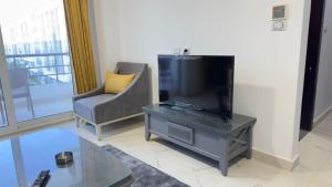 赫尔格达Direct Sea & Pool View FANADIR BAY的客厅配有平面电视和椅子。