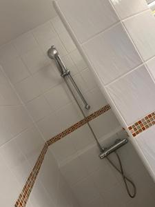 勒图凯-巴黎普拉日O2的带淋浴和浴帘的浴室