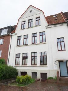 威廉港98qm Wohnung im Villenviertel - Voll ausgestattet mit Balkon und Kamin - WLAN gratis的白色的黑窗房子
