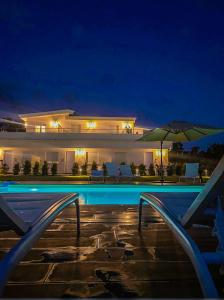 梵蒂冈角SUNSEA - Enjoy Your Family的一座晚上设有游泳池的房子