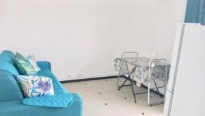 法兰西堡Studio centre de Fort-de-France的客厅配有蓝色的沙发和桌子