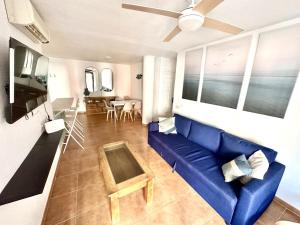 萨阿拉德洛斯阿图内斯Marina Zahara的客厅配有蓝色的沙发和桌子