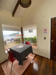蒙特港Cabañas del Puerto的一间带桌椅和窗户的用餐室