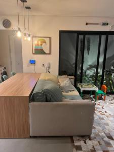 圣保罗Espaço Coletivo Zen &Catividade的一间卧室配有一张床和一张木桌