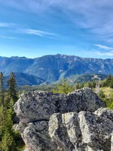 佩奇Peaks of the Balkans Trail 192 km -- Hostel Panorama --的从山顶上可欣赏到山脉美景