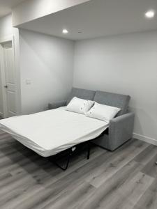 卡尔加里Newly built one bedroom 2 bed的一张位于带白色床垫的房间内的床铺