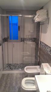 埃斯特角城Jamaica Punta del Este Hotel & Residence的一间带两个卫生间和淋浴的浴室