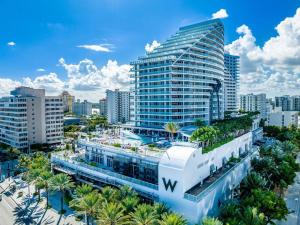 劳德代尔堡Oceanview Luxury, Resort Access, Sleeps 6 2BR 2BA - Vista Mar by HomeStakes的一座棕榈树城市的大建筑