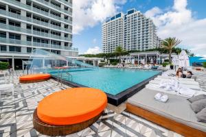 劳德代尔堡Oceanview Luxury, Resort Access, Sleeps 6 2BR 2BA - Vista Mar by HomeStakes的一座位于城市的大型游泳池,