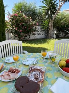 卡拉德米哈斯Beach and Golf House La Cala de Mijas的桌子上摆放着食物的桌子