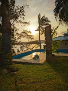 马里卡Casa na Lagoa的一座享有日落美景的游泳池