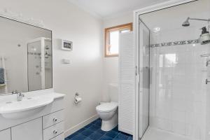 KioloaCoastal Retreat的浴室配有卫生间、盥洗盆和淋浴。