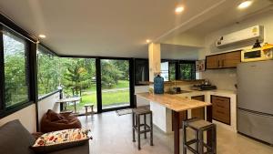 蔻立Quiet LakeHouse Appartement on Memory Beach road的厨房配有柜台和桌椅