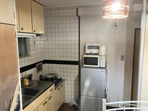 广岛Nishimoto Building - Vacation STAY 16010v的小厨房配有冰箱和微波炉。