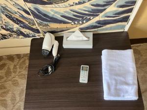广岛Nishimoto Building - Vacation STAY 16010v的酒店客房设有一张带遥控器的床。