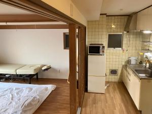 广岛Nishimoto Building - Vacation STAY 93789v的客房设有带水槽和冰箱的厨房