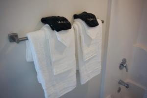 巴吞鲁日Stylish Downtown High-Rise - 2BD的浴室内架上一组毛巾